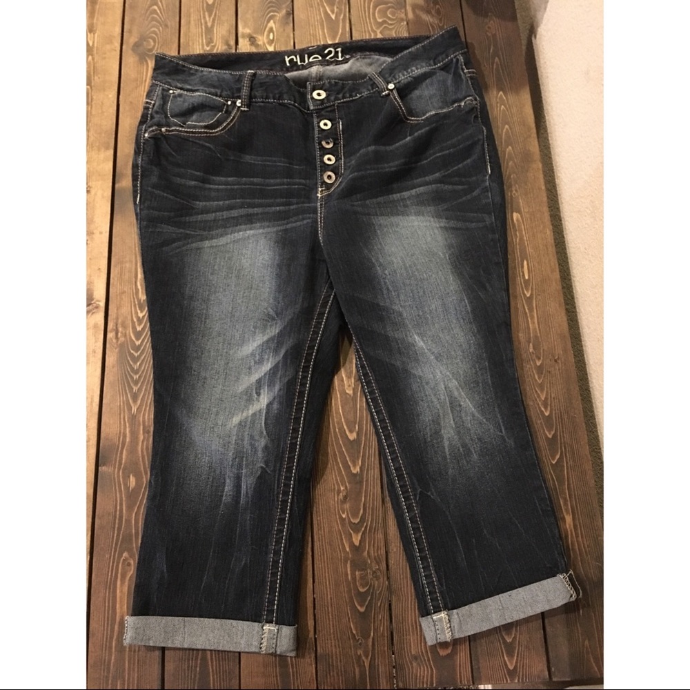 Rue 21 Plus capris 16